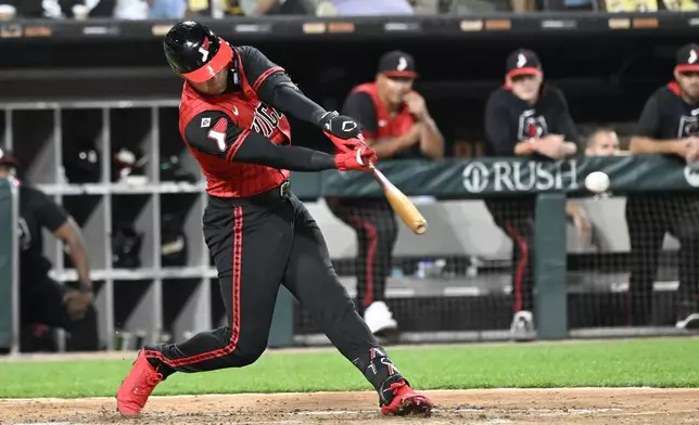 Chicago White Sox's Curtis Mead hits an RBI single during the fourth inning of a baseball game against the San Diego Padres, Friday, Sept. 19, 2025, in Chicago. (AP Photo/Matt Marton)