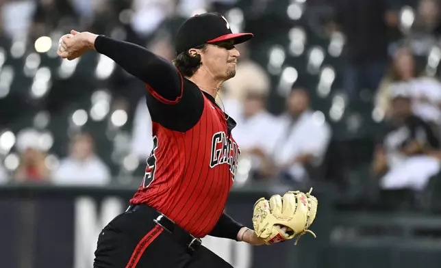 Chicago White Sox pitcher Davis Martin delivers during the first inning of a baseball game against the San Diego Padres, Friday, Sept. 19, 2025, in Chicago. (AP Photo/Matt Marton)