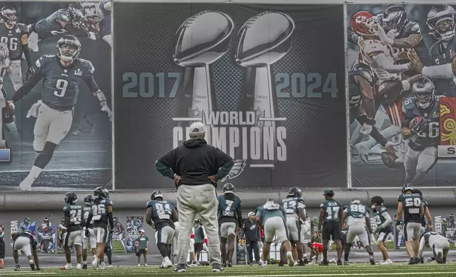 Philadelphia Eagles defensive coordinator Vic Fangio watches the team during indoor NFL football practice, Wednesday, Sept. 17, 2025, at the NovaCare Complex in Philadelphia. (Jose F. Moreno/The Philadelphia Inquirer via AP)