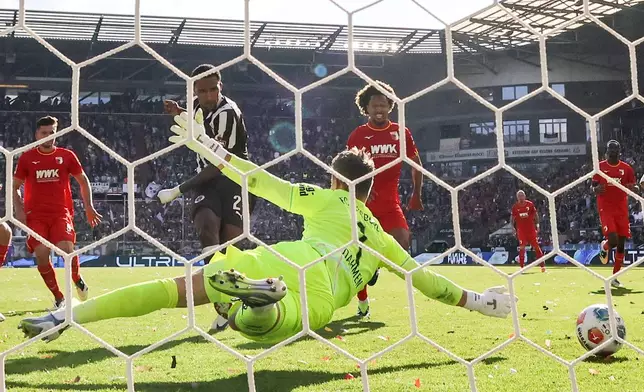 St. Pauli's Andreas Hountondji, second left, scores his side's first goal during the German Bundesliga soccer match between 1. FC St. Pauli and FC Augsburg in Hamburg, Germany, Sunday, Sept. 14, 2025. (Christian Charisius/dpa via AP)