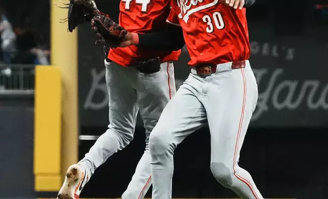 Cincinnati Reds' Elly De La Cruz and Will Benson celebrate after a baseball game against the Milwaukee Brewers Saturday, Sept. 27, 2025, in Milwaukee. (AP Photo/Morry Gash)