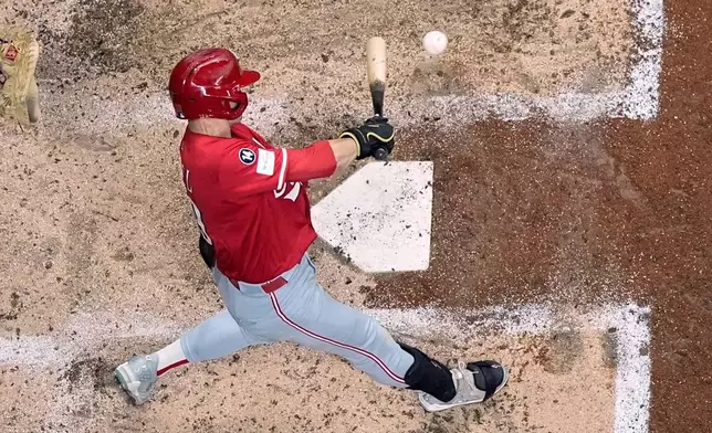 Cincinnati Reds' TJ Friedl hits a two-run RBI single during the third inning of a baseball game against the Milwaukee Brewers Saturday, Sept. 27, 2025, in Milwaukee. (AP Photo/Morry Gash)