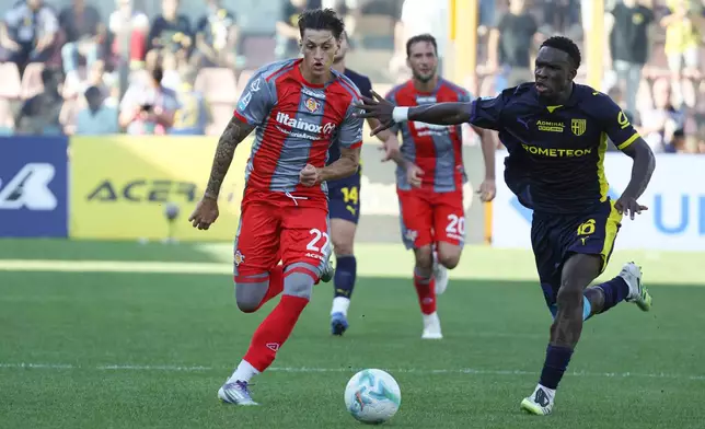 Cremonese's Romano Floriani Mussolini, left, and Parma's Mandela Keita in action during the Italian Serie A soccer match between Cremonese and Parma at the Giovanni Zini Stadium in Cremona, Italy, Sunday, Sept. 21, 2025. (Alberto Mariani/LaPresse via AP)