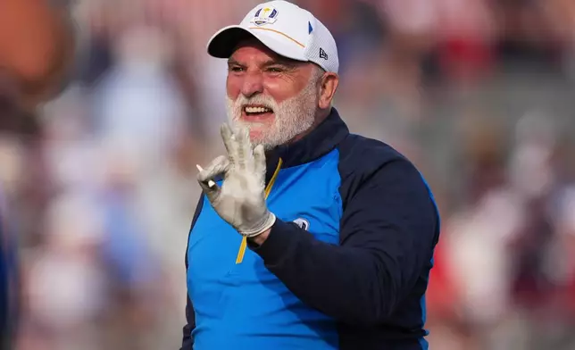 Europe's Jose Andres waves on the first hole during the celebrity Ryder Cup golf tournament, Wednesday, Sept. 24, 2025, on the Bethpage Black golf course, in Farmingdale, N.Y. (AP Photo/Matt Slocum)