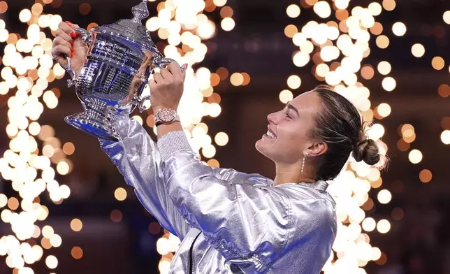 Aryna Sabalenka, of Belarus, holds her trophy aftyer defeating Amanda Anisimova, of the United States, after the women's finals of the U.S. Open tennis championships, Saturday, Sept. 6, 2025, in New York. (AP Photo/Yuki Iwamura)