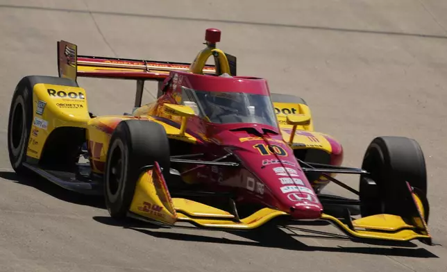 Alex Palou (10) drives during an IndyCar auto race Sunday, Aug. 31, 2025, at Nashville Superspeedway in Lebanon, Tenn. (AP Photo/George Walker IV)