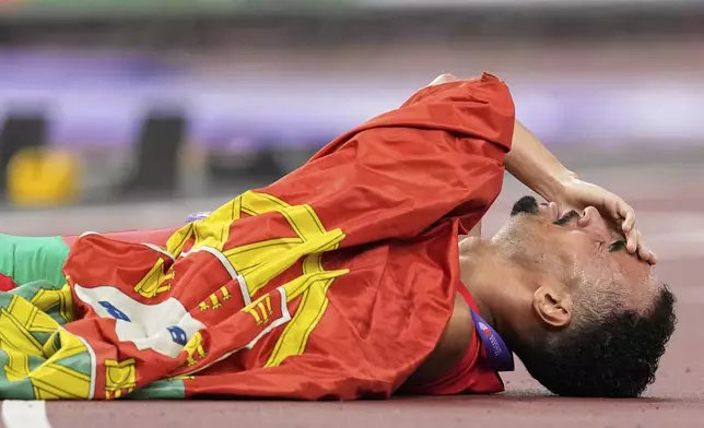 Portugal's Isaac Nader celebrates after winning the gold medal in the men's 1,500 meters final at the World Athletics Championships in Tokyo, Wednesday, Sept. 17, 2025. (AP Photo/Petr David Josek)