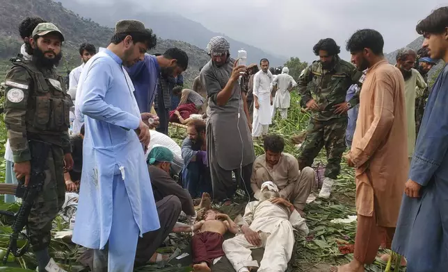 Civil defense workers, locals, and army soldiers prepare to evacuate injured victims of an earthquake that killed hundreds and destroyed numerous villages in eastern Afghanistan, in Mazar Dara, Kunar province, Monday, Sept. 1, 2025. (AP Photo/Hedayat Shah)