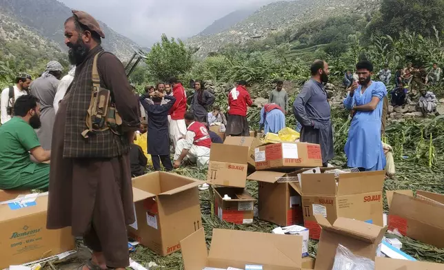 Civil defense workers, locals, and army soldiers prepare to evacuate injured victims of an earthquake that killed hundreds and destroyed numerous villages in eastern Afghanistan, in Mazar Dara, Kunar province, Monday, Sept. 1, 2025. (AP Photo/Hedayat Shah)