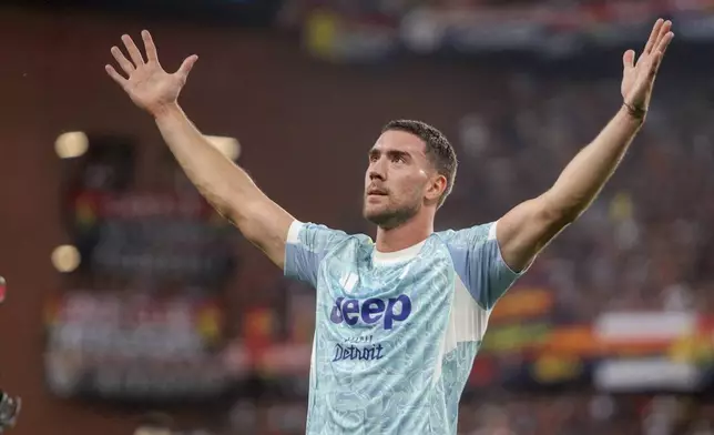 Juventus' Dusan Vlahovic celebrates after scoring the opening goal during the Serie A soccer match between CFC Genoa 1893 and Juventus Turin in Genoa, Italy, Sunday, Aug. 31, 2025. (Tano Pecoraro/LaPresse via AP)