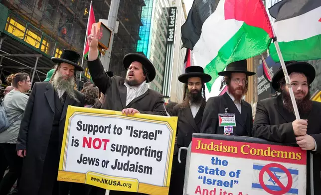 Orthodox Jews demonstrate during a pro-Palestinian protest, Friday, Sept. 26, 2025, in New York. (AP Photo/Angelina Katsanis)