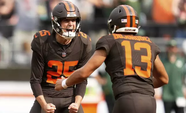 Cleveland Browns' Andre Szmyt celebrates his game-winning field goal during the second half of an NFL football game against the Green Bay Packers Sunday, Sept. 21, 2025, in Cleveland. (AP Photo/Sue Ogrocki)