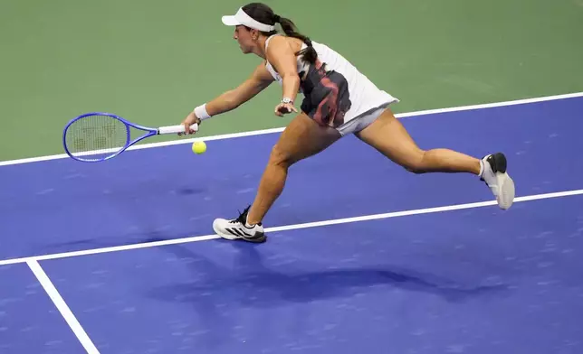 Jessica Pegula, of the United States, cases down a shot from Aryna Sabalenka, of Belarus, during the women's singles semifinals of the U.S. Open tennis championships, Thursday, Sept. 4, 2025, in New York. (AP Photo/Yuki Iwamura)