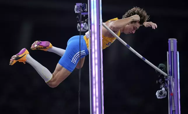 Sweden's Armand Duplantis making a clearance in the men's pole vault final at the World Athletics Championships in Tokyo, Monday, Sept. 15, 2025. (AP Photo/Louise Delmotte)