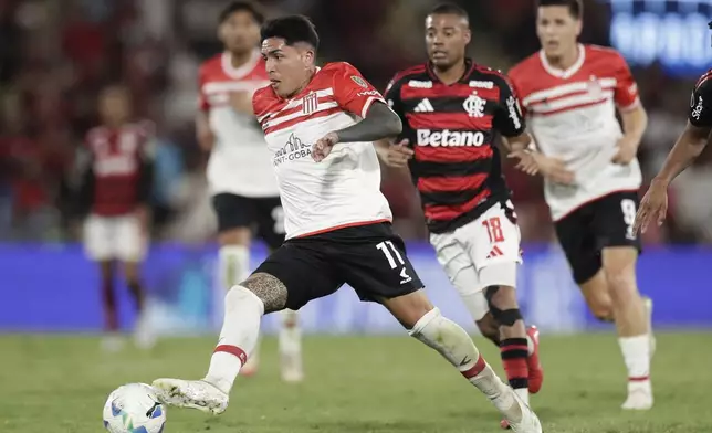 Facundo Farias of Argentina's Estudiantes de La Plata, left, controls the ball during a Copa Libertadores quarterfinal soccer match against Brazil's Flamengo at Maracana stadium, in Rio de Janeiro, Thursday, Sept. 18, 2025. (AP Photo/Bruna Prado)