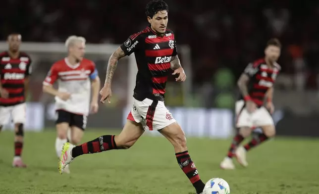 Pedro of Brazil's Flamengo controls the ball during a Copa Libertadores quarterfinal soccer match against Argentina's Estudiantes de La Plata at Maracana stadium, in Rio de Janeiro, Thursday, Sept. 18, 2025. (AP Photo/Bruna Prado)