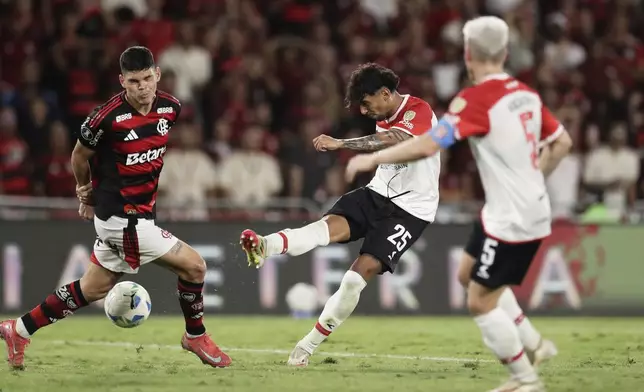 Cristian Medina of Argentina's Estudiantes de La Plata kicks the ball during a Copa Libertadores quarterfinal soccer match against Brazil's Flamengo at Maracana stadium, in Rio de Janeiro, Thursday, Sept. 18, 2025. (AP Photo/Bruna Prado)