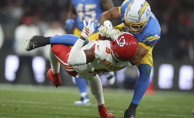 Kansas City Chiefs wide receiver JuJu Smith-Schuster is tackled by Los Angeles Chargers linebacker Troy Dye during the first half of an NFL football game, Friday, Sept. 5, 2025, in Sao Paulo. (AP Photo/Jeff Lewis)