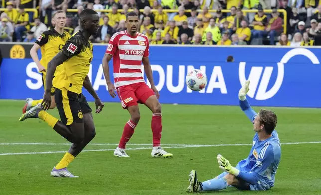 Dortmund's Serhou Guirassy, front left, scores his side's second goal during the German Bundesliga soccer match between Borussia Dortmund and Union Berlin at the Signal-Iduna Park in Dortmund, Germany, Sunday, Aug. 31, 2025. (AP Photo/Martin Meissner)