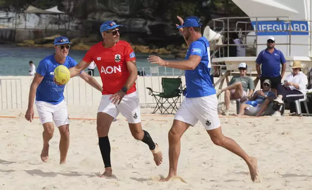 A player runs the ball up during a world record attempt for a game of beach touch rugby on Bondi Beach in Sydney, Australia, Thursday, Sept. 4, 2025. (AP Photo/Mark Baker)