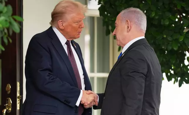 President Donald Trump, left, shakes the hand of Israeli Prime Minister Benjamin Netanyahu at the White House, Monday, Sept. 29, 2025, in Washington. (AP Photo/Evan Vucci)