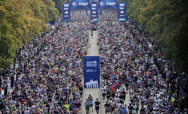 Competitors start in the Berlin Marathon in Berlin, Germany, Sunday, Sept.21, 2025. (AP Photo/Markus Schreiber)
