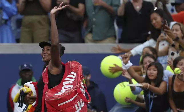 Venus Williams, of the United States, acknowledges the crowd after losing quarterfinal doubles match with parter Leylah Fernandez, of Canada, at the U.S. Open tennis championships, Tuesday, Sept. 2, 2025, in New York. (AP Photo/Heather Khalifa)