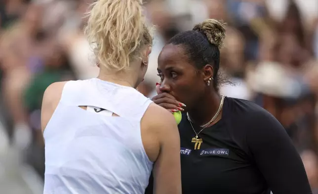Taylor Townsend, of the United States, talks to Katerina Siniakova, of the Czech Republic, as they face Venus Williams, of the United States, and Leylah Fernandez, of Canada, during a quesrterfinals doubles match of the U.S. Open tennis championships, Tuesday, Sept. 2, 2025, in New York. (AP Photo/Heather Khalifa)
