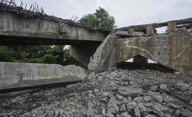 A broken bridge stands on Dokhtawaddy River after the March 28 earthquake in Mandalay, Myanmar, Wednesday, Aug. 27, 2025. (AP Photo/Aung Shine Oo)