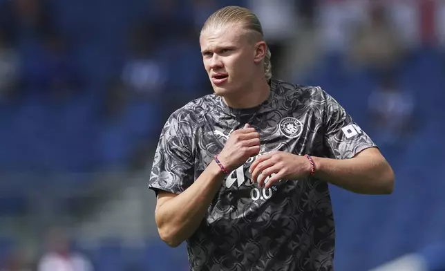 Manchester City's Erling Haaland warms up prior to the English Premier League soccer match between Brighton and Hove Albion and Manchester City at the Falmer stadium in Brighton, England, Sunday, Aug. 31, 2025. (AP Photo/Ian Walton)