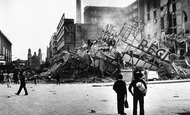 FILE - People inspect the destroyed Hotel Regis after an earthquake hit Mexico City, Sept. 19, 1985. (AP Photo/Paul Conklin, File)