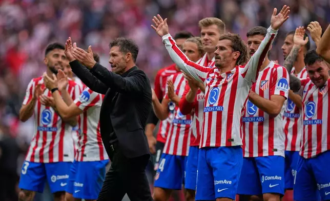 Atletico Madrid players celebrate at the end of the Spanish La Liga soccer match between Atletico Madrid and Real Madrid at Metropolitano stadium, in Madrid, Spain, Saturday, Sept. 27, 2025. (AP Photo/Manu Fernandez)