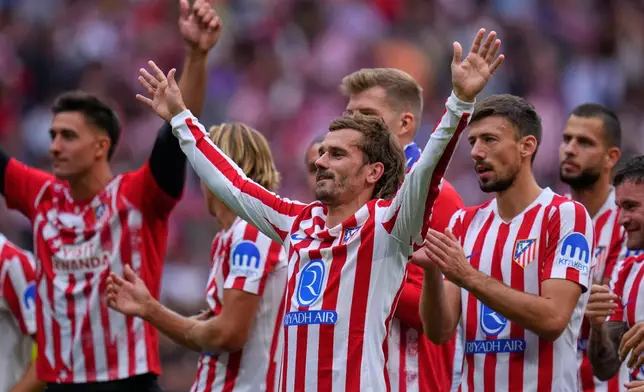 Atletico Madrid players celebrate at the end of the Spanish La Liga soccer match between Atletico Madrid and Real Madrid at Metropolitano stadium, in Madrid, Spain, Saturday, Sept. 27, 2025. (AP Photo/Manu Fernandez)