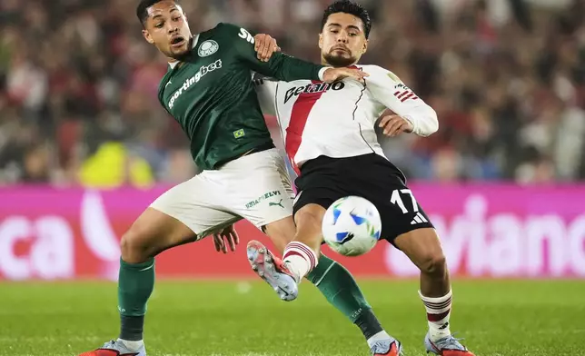 Vitor Roque of Brazil's Palmeiras, left, and Paulo Diaz of Argentina's River Plate battle for the ball during a Copa Libertadores quarterfinal soccer match at the Monumental stadium in Buenos Aires, Argentina, Wednesday, Sept. 17, 2025. (AP Photo/Gustavo Garello)