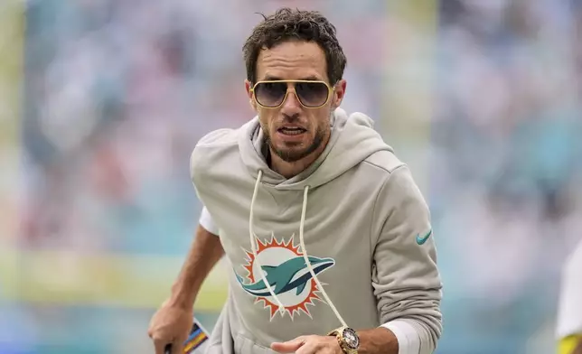 Miami Dolphins head coach Mike McDaniel runs to the locker room after the first half of an NFL football game Sunday, Sept. 14, 2025, in Miami Gardens, Fla. (AP Photo/Rebecca Blackwell)