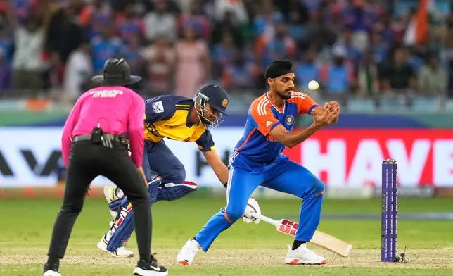 India's Arshdeep Singh tries unsuccessfully to run Sri Lanka's Dasun Shanaka out during the Asia Cup cricket match between India and Sri Lanka at Dubai International Cricket Stadium, United Arab Emirates, Friday, Sept. 26, 2025. (AP Photo/Altaf Qadri)
