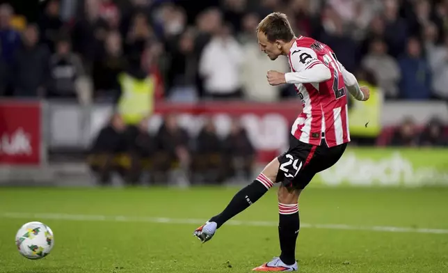 Brentford's Mikkel Damsgaard scores the winning penalty against Aston Villa during a English League Cup third round soccer match, Tuesday, Sept. 16, 2025, at the Gtech Community Stadium in London. (Bradley Collyer/PA via AP)