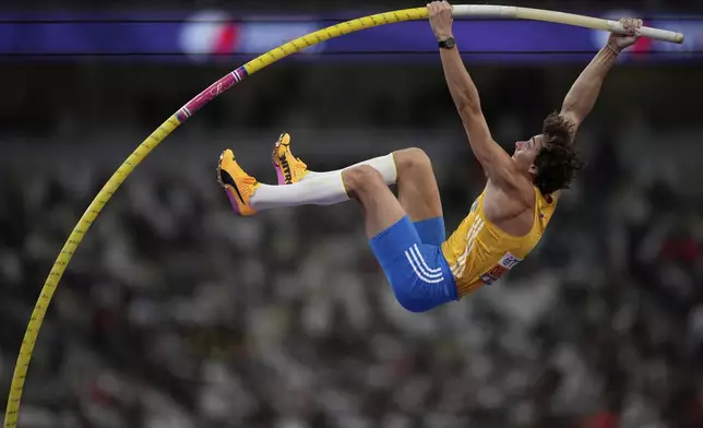 Sweden's Armand Duplantis competes in the men's pole vault final at the World Athletics Championships in Tokyo, Monday, Sept. 15, 2025. (AP Photo/Louise Delmotte)