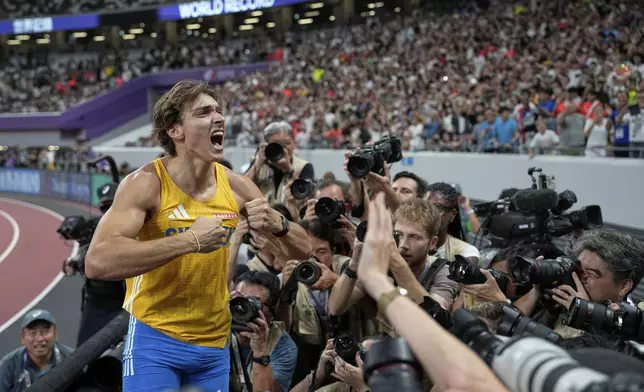 Sweden's Armand Duplantis celebrates after making a clearance to break the world record after winning gold in the men's pole vault final at the World Athletics Championships in Tokyo, Monday, Sept. 15, 2025. (AP Photo/Louise Delmotte)