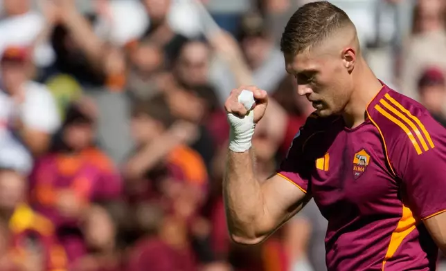 Roma's Artem Dovbyk celebrates after scoring during the Serie A soccer match between Roma and Verona at Rome¥s Olympic Stadium, Sunday, Sept. 28, 2025. (AP Photo/Gregorio Borgia)