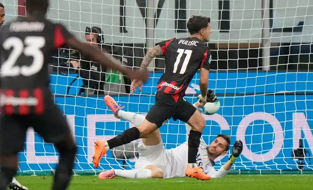 AC Milan's Christian Pulisic, centre, celebrates after scoring his side's second goal past Napoli's goalkeeper Alex Meret during the Serie A soccer match between AC Milan and Napoli at the San Siro stadium in Milan, Italy, Sunday, Sept. 28, 2025. (AP Photo/Luca Bruno)