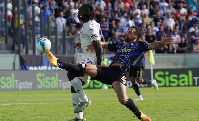 Pisa's Antonio Caracciolo, right, and Fiorentina's Moise Kean in action during the Serie A soccer match between Pisa and Fiorentina at the Cetilar Arena Romeo Anconetani Stadium in Pisa, Italy, Sunday Sept. 28, 2025. (Alessandro La Rocca/LaPresse via AP)