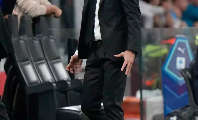 AC Milan's head coach Massimiliano Allegri reacts during the Serie A soccer match between AC Milan and Napoli at the San Siro stadium in Milan, Italy, Sunday, Sept. 28, 2025. (AP Photo/Luca Bruno)