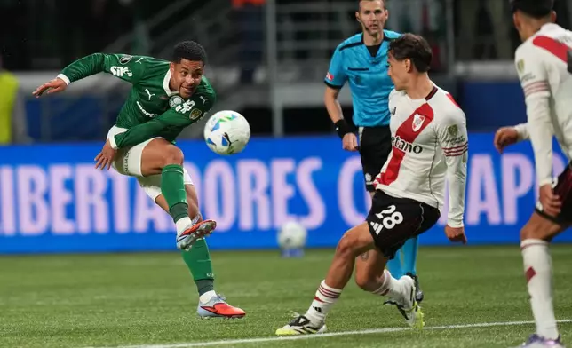 Vitor Roque of Brazil's Palmeiras, left, makes an attempt to score against Argentina's River Plate during a Copa Libertadores quarterfinal second leg soccer match at Allianz Parque stadium in Sao Paulo, Wednesday, Sept. 24, 2025. (AP Photo/Andre Penner)