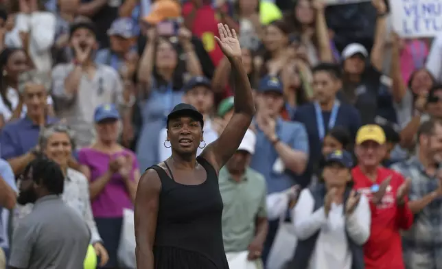 Venus Williams, of the United States, acknowledges the crowd after losing quarterfinal doubles match with parter Leylah Fernandez, of Canada, at the U.S. Open tennis championships, Tuesday, Sept. 2, 2025, in New York. (AP Photo/Heather Khalifa)