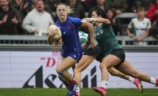 France's Joanna Grisez, front, breaks away from Ireland's Amee-Leigh Costigan, to score a try during a Women's Rugby World Cup 2025 quarterfinal match between France and Ireland, in Exeter, England, Sunday, Sept. 14, 2025. (AP Photo/Alastair Grant)