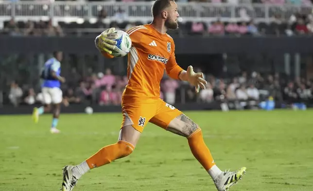 Seattle Sounders goalkeeper Stefan Frei throws the ball into play during the second half of an MLS soccer match against Inter Miami, Tuesday, Sept. 16, 2025, in Fort Lauderdale, Fla. (AP Photo/Lynne Sladky)