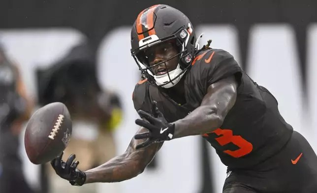 Cleveland Browns' Jerry Jeudy can't catch a pass during the second half of an NFL football game against the Green Bay Packers Sunday, Sept. 21, 2025, in Cleveland. (AP Photo/David Richard)
