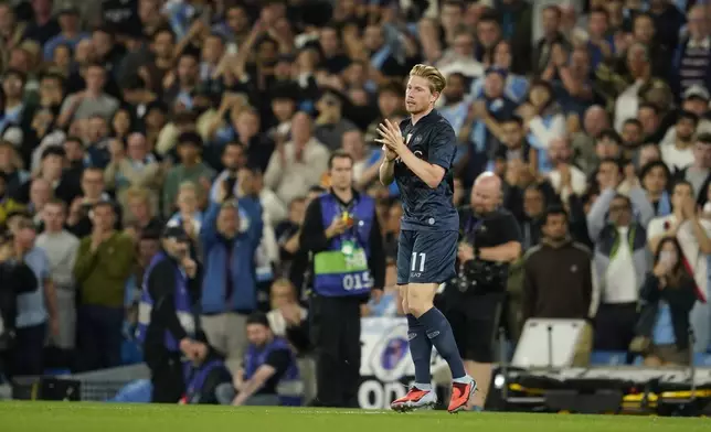 Napoli's Kevin De Bruyne applauds as he leaves the pitch during a substitution at the Champions League opening phase soccer match between Manchester City and Napoli at the Etihad Stadium in Manchester, England, Thursday, Sept. 18, 2025. (AP Photo/Dave Thompson)