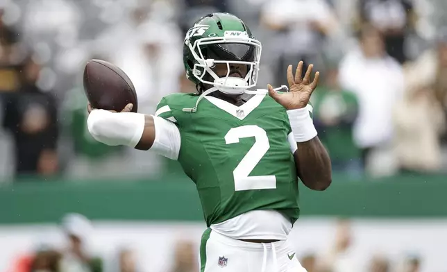 New York Jets quarterback Tyrod Taylor works out prior to an NFL football game against the Pittsburgh Steelers Sunday, Sept. 7, 2025, in East Rutherford, N.J. (AP Photo/Adam Hunger)